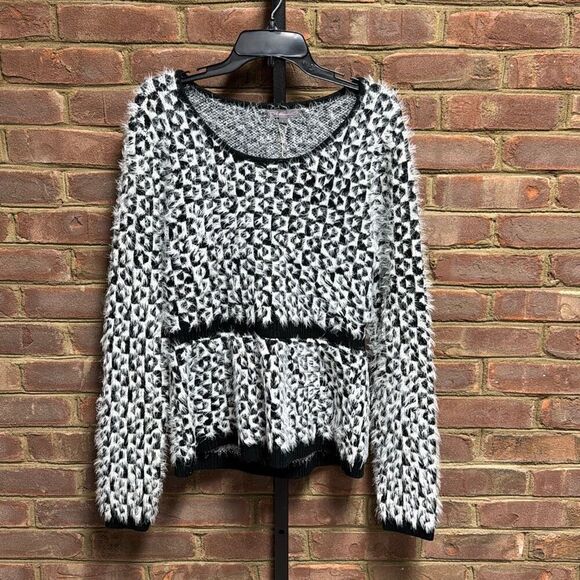 Metric Women’s Black & White Eyelash Sweater Size Large NEW - Picture 2 of 6